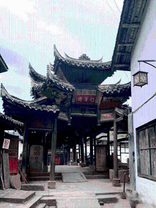 大方：撒盐除冰 保障市民出行安全